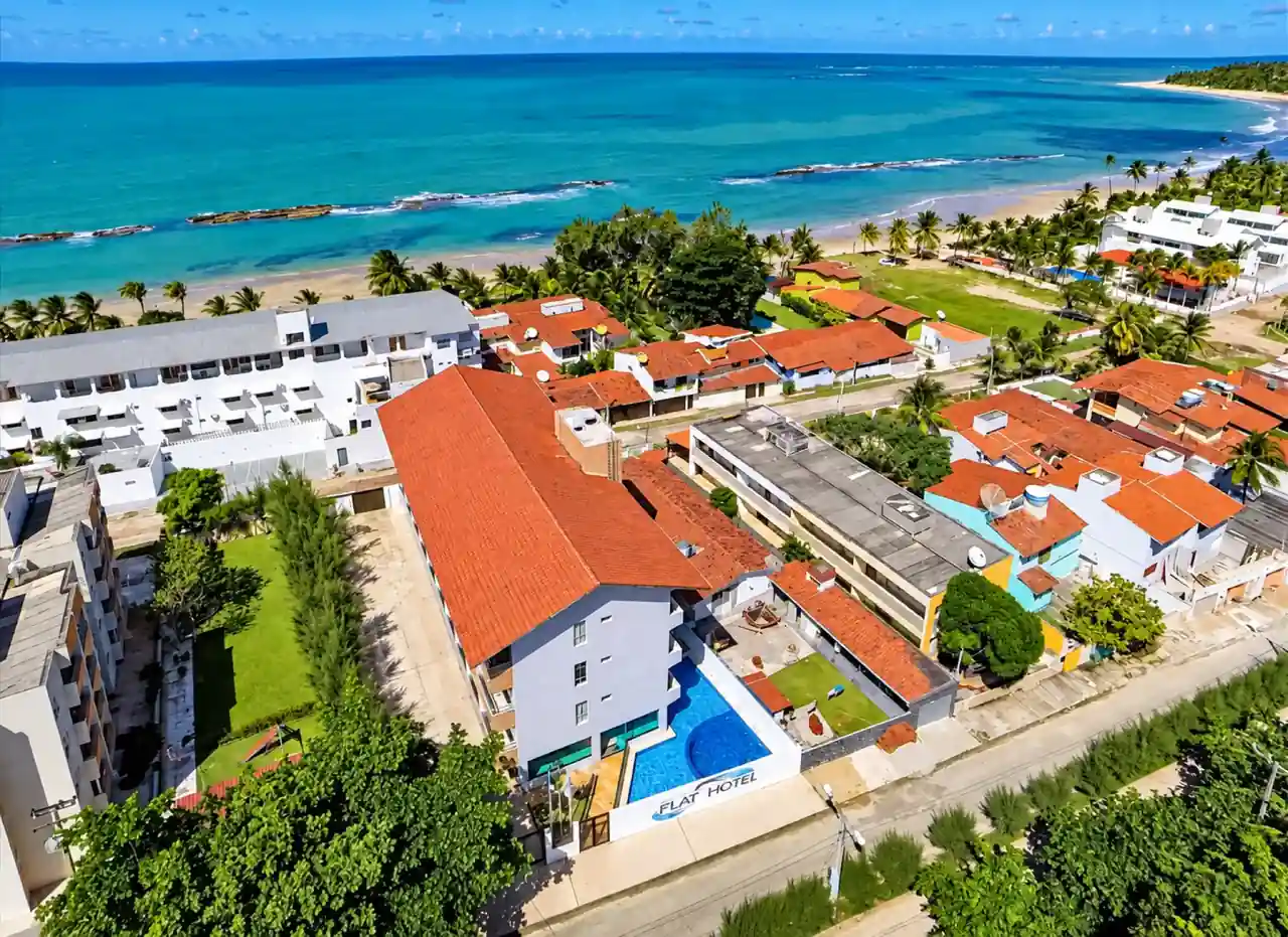 Vista aérea do Praia Dos Carneiros Flat Hotel, da piscina e da orla